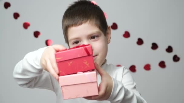 一个可爱的5岁男孩送给一个装有礼物的红盒子 母亲节 父亲节或情人节 — 图库视频影像