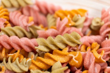 Kavanozda sarmal şeklinde pirinç sebzeli makarna. Domatesli, seleneralı, havuçlu ve pancarlı sağlıklı pirinç makarnası..