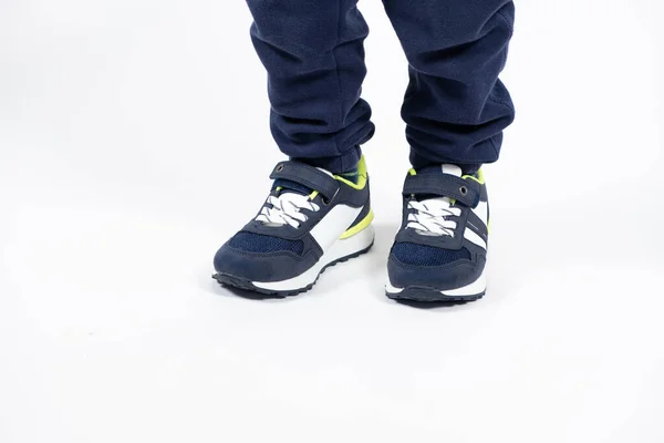 Barnskor Blå Barn Löparskor Sneakers Benen Fem Eller Sexårig Pojke — Stockfoto