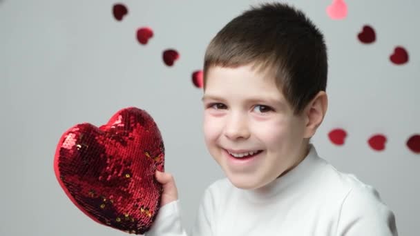 Симпатичный Летний Брюнетка Мальчик Играет Подушкой Сердце Блёстках День Святого — стоковое видео