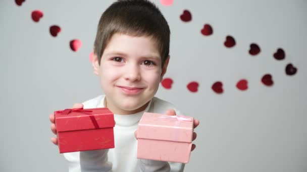 かわいい5歳の男の子が贈り物と赤い箱を与えます 母の日 父の日 バレンタインデー — ストック動画