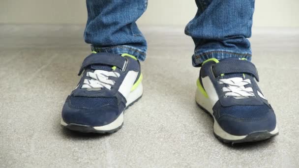 Menino Pequeno Independente Limpa Poeira Seus Sapatos Com Uma Esponja — Vídeo de Stock