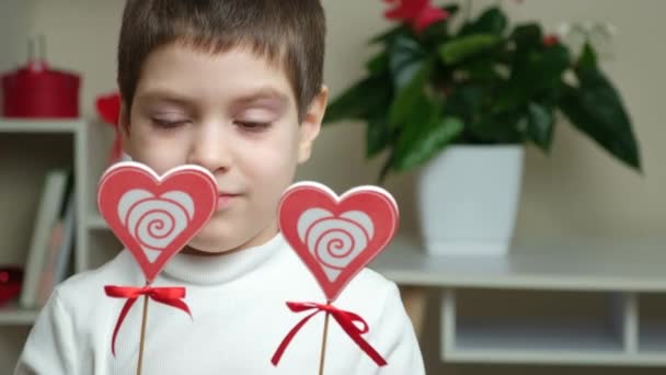 Roztomilý Školka Chlapec Valentines Day Dvě Dřevěná Srdce Tyčinky — Stock video