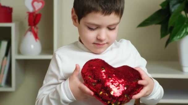 Malý Předškolní Nebo Letý Chlapec Hraje Červeným Polštářem Flitry Valentýna — Stock video