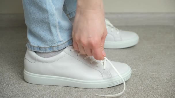 Bir Kadın Ayakkabı Bağcıklarını Beyaz Spor Ayakkabılarına Bağlar Öne Doğru — Stok video