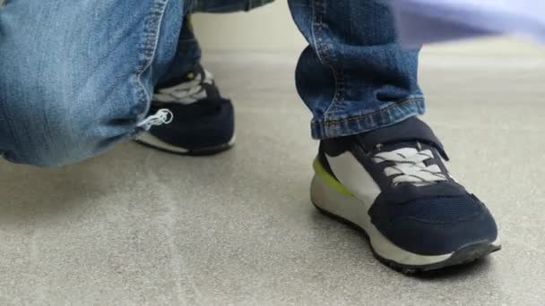 独立した小さな男の子は 彼の靴からほこりを拭き取り 足を閉じて — ストック動画