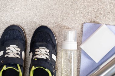 Çocuk ayakkabıları, spor ayakkabıları, köpük, su püskürtücü sprey, sünger ve bez.