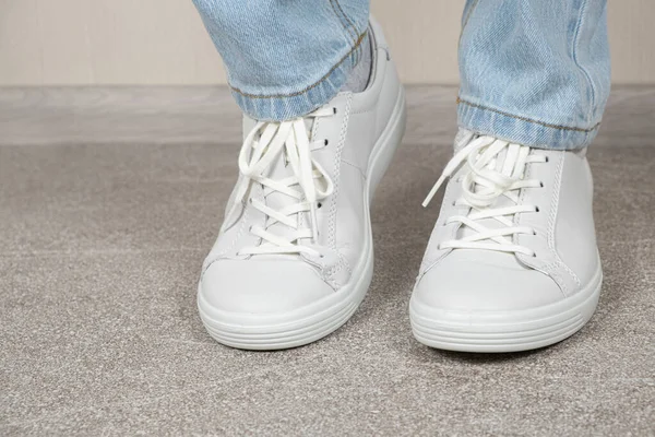 Women White Leather Sneakers Legs Indoors Shoe Care Shoe Laces — Stock Photo, Image