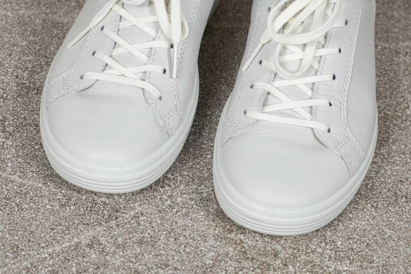 Kadınların Beyaz Deri Spor Ayakkabıları Içeride Ayakkabı Bakımı Bağcıklar Bağcıklar — Stok fotoğraf