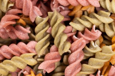 Sarmal şeklinde pirinç sebzeli makarna, üst manzara. Domatesli, seleneralı, havuçlu ve pancarlı sağlıklı pirinç makarnası..