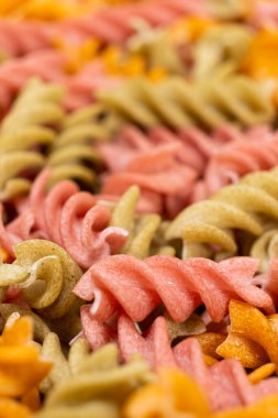 Sarmal şeklinde pirinç sebzeli makarna, üst manzara. Domatesli, seleneralı, havuçlu ve pancarlı sağlıklı pirinç makarnası..