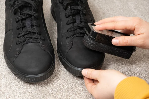 Vrouw Reinigt Brengt Crème Aan Zwarte Nubuck Sneakers Met Een — Stockfoto