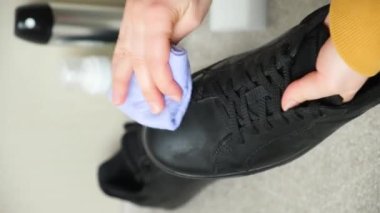 Nemli bir bezle siyah nubuck ayakkabıları temizlemek. Deri ayakkabılara dikkat et.