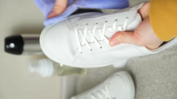 Καθαρίζω Άσπρα Παπούτσια Φροντίζω Για Αθλητικά Παπούτσια Μια Γυναίκα Σκουπίζει — Αρχείο Βίντεο