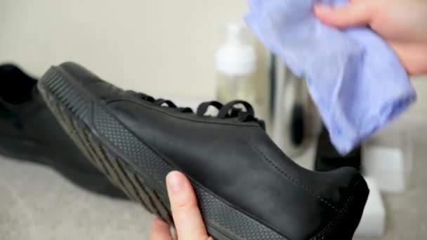 Nemli Bir Bezle Siyah Nubuck Ayakkabıları Temizlemek Deri Ayakkabılara Dikkat — Stok video