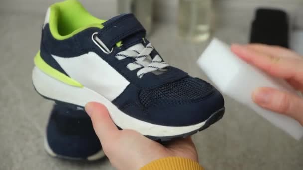 Reiniging Van Kinderschoenen Sneakers Zolen Van Stof Vuil Met Een — Stockvideo