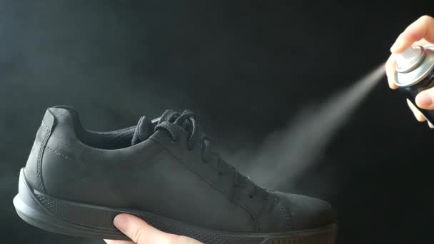 Процес Нанесення Водовідштовхувального Спрею Чорне Чоловіче Нубуке Демісезонне Взуття — стокове відео