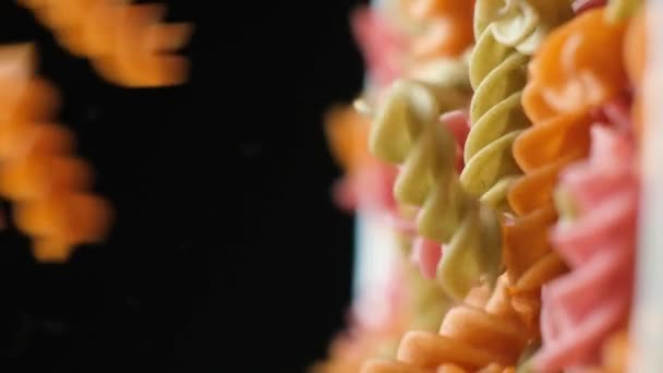 Ζυμαρικά Λαχανικά Ρυζιού Χωρίς Γλουτένη Που Ξεχύνονται Από Πάνω Προς — Αρχείο Βίντεο