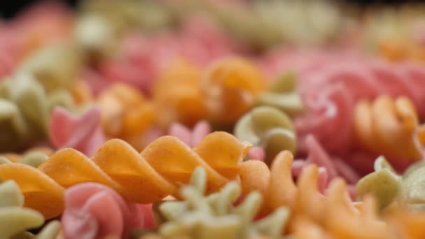 Рисова Овочева Паста Вигляді Спіралей Обертається Чорному Тлі Здорові Веганські — стокове відео