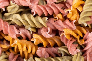 Sarmal şeklinde pirinç sebzeli makarna, üst manzara. Domatesli, kerevizli, havuçlu ve pancarlı sağlıklı pirinç makarnası..