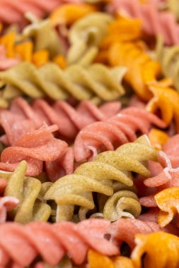 Sarmal şeklinde pirinç sebzeli makarna, üst manzara. Domatesli, kerevizli, havuçlu ve pancarlı sağlıklı pirinç makarnası..