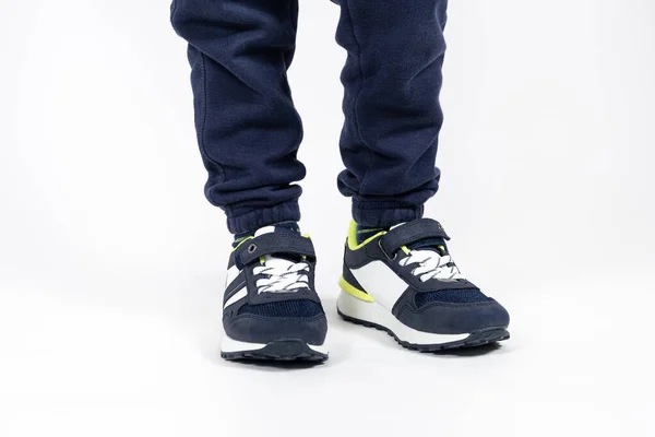 Gyerekcipők Kék Gyerekek Cipőt Futtatnak Egy Éves Fiú Lábán Fehér — Stock Fotó