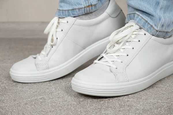 Жіночі Кросівки Білої Шкіри Ногах Приміщенні Догляд Взуттям Взуття Мережива — стокове фото