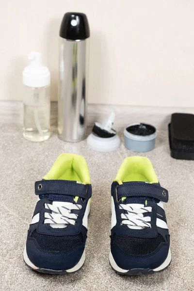 Bir Anaokulu Öğrencisi Için Çocuk Mavi Ayakkabıları Onları Temizlemek Için — Stok fotoğraf