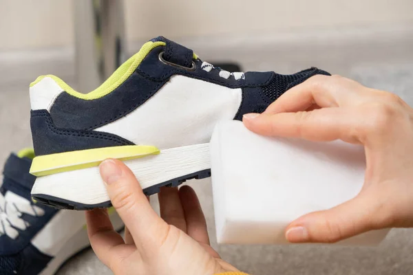 Çocuk Ayakkabıları Spor Ayakkabıları Tozdan Tabanlar Melamin Süngerle Kir Temizlemek — Stok fotoğraf