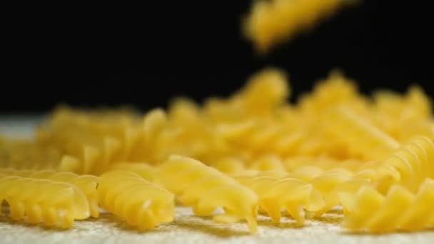 Pšeničné Těstoviny Fusilli Formě Spirál Padající Shora Dolů Zpomalený Pohyb — Stock video