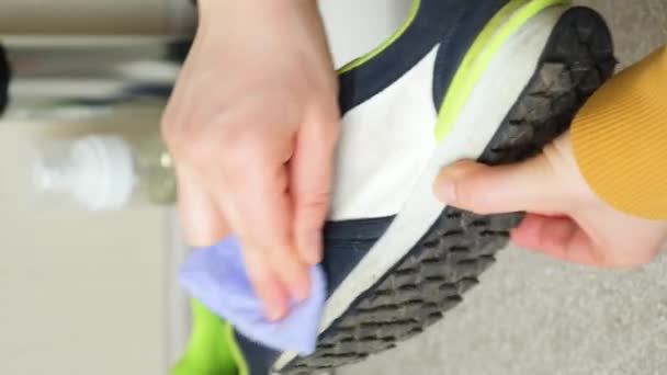 Czyszczenie Trampków Dla Dzieci Mokrą Szmatką Wycieranie Skórzanych Butów Kurzu — Wideo stockowe