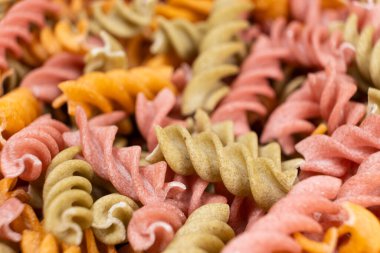 Sarmal şeklinde pirinç sebzeli makarna, üst manzara. Domatesli, kerevizli, havuçlu ve pancarlı sağlıklı pirinç makarnası..