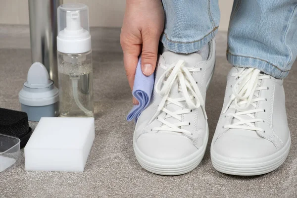 Limpeza Sapatos Brancos Cuidar Tênis Uma Mulher Limpa Seus Sapatos — Fotografia de Stock