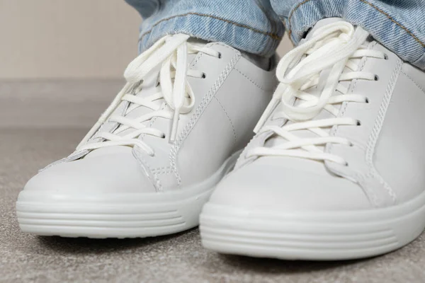 Kapalı Alanda Kadınların Beyaz Deri Spor Ayakkabıları Ayakkabı Bakımı Bağcıklar — Stok fotoğraf