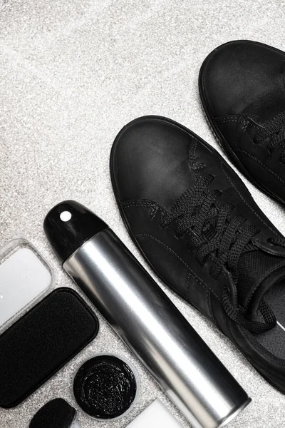 Nubuck Tan Siyah Ayakkabıları Temizlemeye Ayarlı Püskürtücü Sprey Krem Boya — Stok fotoğraf