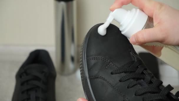 Aplicando Espuma Limpieza Una Botella Los Zapatos Para Hombre Nobuck — Vídeos de Stock