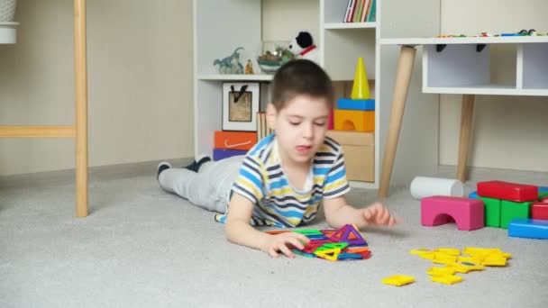 Lindo Niño Años Crea Figuras Con Kit Construcción Magnética Desarrollo — Vídeos de Stock
