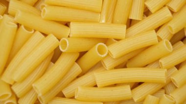 Rigatoni usulü buğday makarnası, yakın plan.