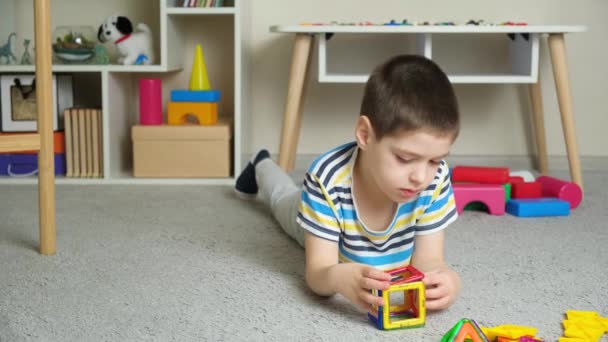 かわいい5歳の男の子は 磁気構造キットでフィギュアを作成します 未就学児の注意と想像力の発達 — ストック動画