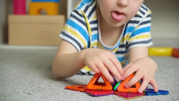 Menino Bonito Anos Cria Figuras Com Kit Construção Magnética Desenvolvimento — Vídeo de Stock