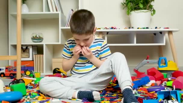 Пятилетний Мальчик Пытается Отделить Части Конструкции Зубами Берет Маленькие Кусочки — стоковое видео