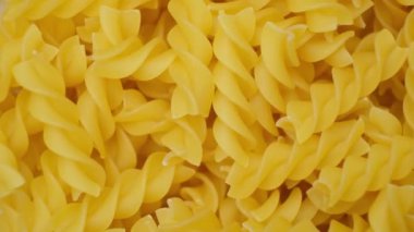 Buğdaydan yapılan fusilli makarna spiral şeklinde, girdap şeklinde, üst görünümde.