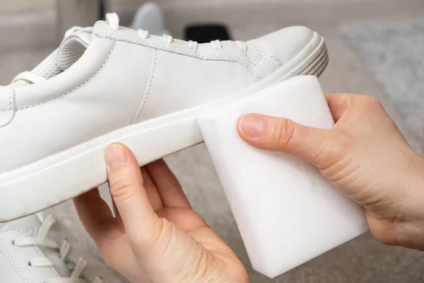 Limpeza Sapatos Brancos Solas Poeira Sujeira Com Uma Esponja Melamina — Fotografia de Stock