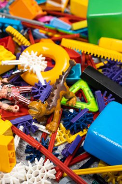 Çocuk odasında bir sürü oyuncak, tasarımcılardan bir sürü plastik renkli parça, oyuncaklar, heykelcikler ve küpler için yedek parçalar.
