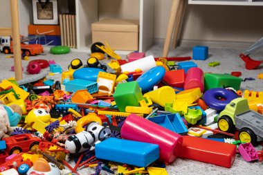 Çocuk odasında bir sürü oyuncak, tasarımcılardan bir sürü plastik renkli parça, oyuncaklar, heykelcikler ve küpler için yedek parçalar.