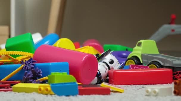 Изобилие Игрушек Детской Комнате Много Пластиковых Разноцветных Деталей Дизайнеров Запасных — стоковое видео