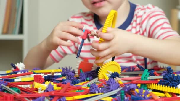 Mãos Uma Criança Pequena Desmontando Uma Figura Feita Construtor Brincando — Vídeo de Stock