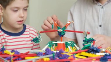 Baba ve oğul inşaatçıdan figürler yapıyorlar. Birlikte zaman geçirmek, çocuğun hayatındaki baba rolü..