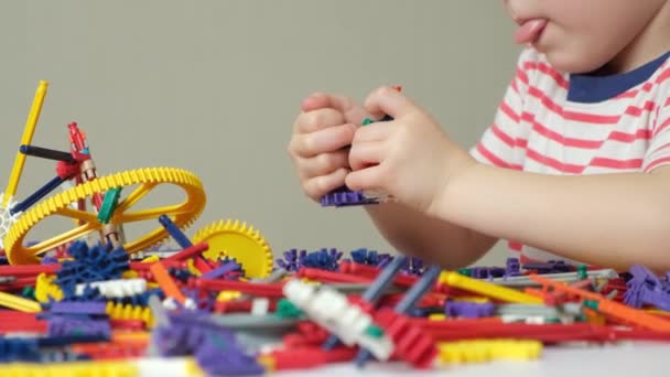 Mãos Uma Criança Pequena Desmontando Uma Figura Feita Construtor Brincando — Vídeo de Stock
