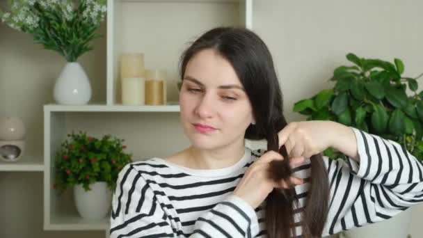 Brunetka Kobieta Warkocze Długie Brązowe Proste Włosy Warkocz — Wideo stockowe
